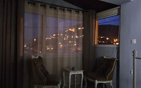 Με Θέα Το Κάστρο